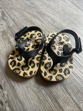 Old Navy Leopard Print Toddler Sandals with Black Straps 3-6 months